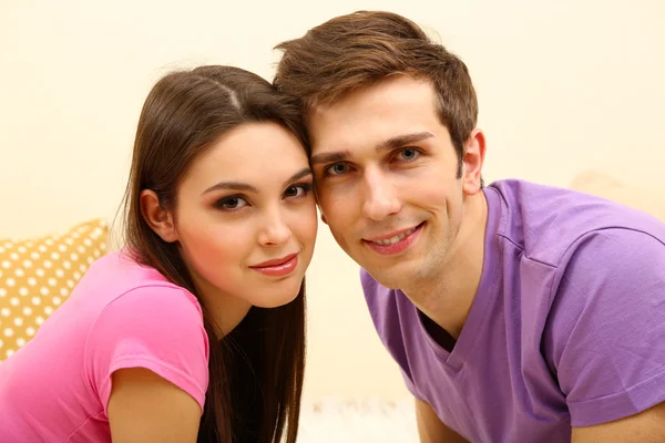 Jovem casal em casa — Fotografia de Stock