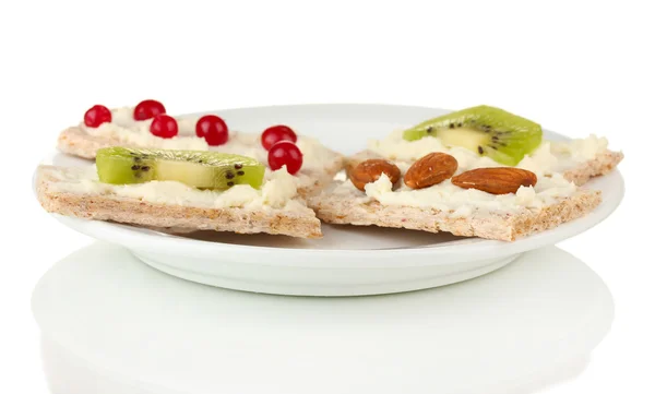 Canapés saborosos com queijo, kiwi e cranberry, amêndoa, na placa de cor, isolado em branco — Fotografia de Stock