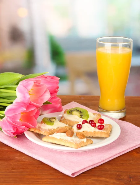Smaczne kanapki z serem, kiwi i żurawiny, migdałów, na tabliczce koloru, na jasnym tle — Zdjęcie stockowe