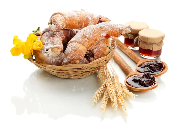 Chuť croissanty v koši a jam izolovaných na Svatodušní — Stock fotografie