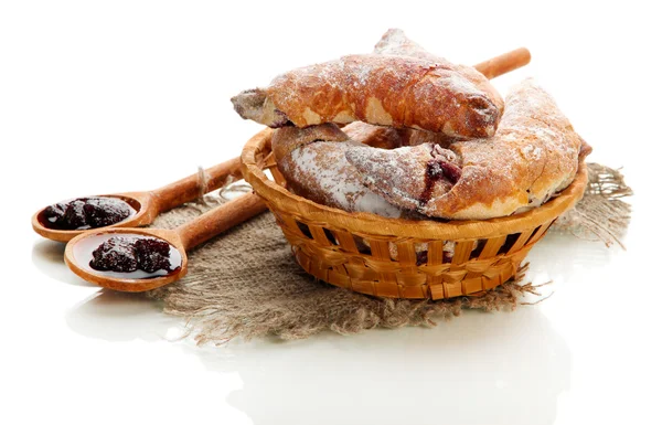Sabor croissants en cesta y mermelada aislado en whit — Foto de Stock