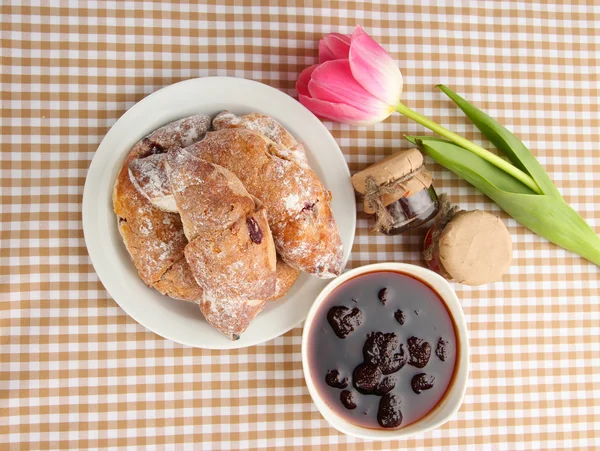 Smak croissanter på plattan och sylt på tableclot — Stockfoto