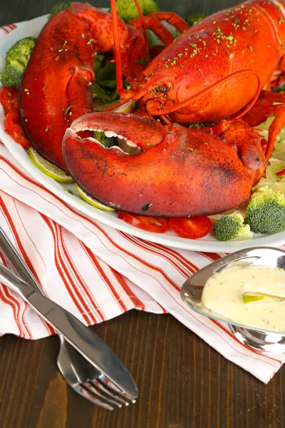 红色龙虾放在盘子上表特写上 — 图库照片