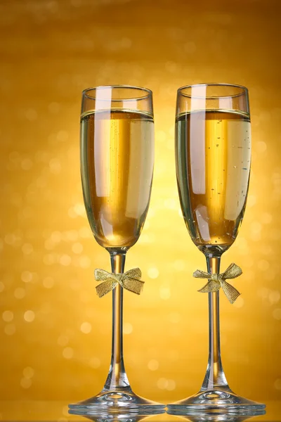 Two glasses of champagne on bright background with lights — Stock Photo, Image