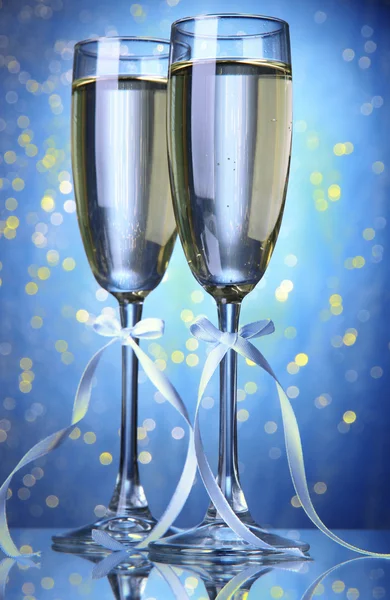 Two glasses of champagne on bright background with lights — Stock Photo, Image