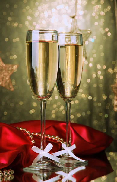 Два бокала шампанского на ярком фоне с огнями — стоковое фото