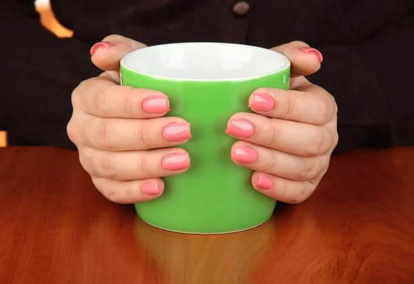 Hands holding mug of hot drink, close-up — Stock Photo, Image