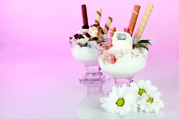 Мороженое с вафельными палочками на розовом фоне — стоковое фото