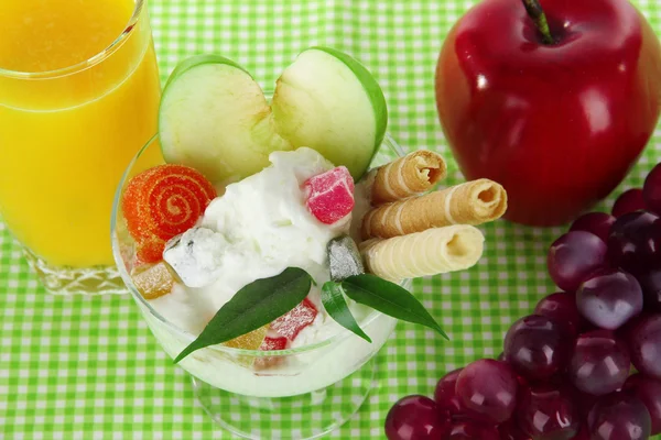 Helado con varillas de oblea en cuadros a cuadros — Foto de Stock