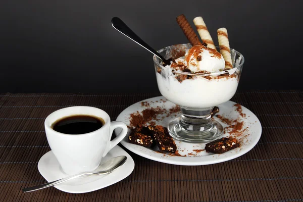 Crème glacée avec gaufrettes et café sur fond gris — Photo