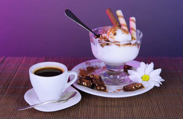 Gelato con bastoncini di wafer e caffè su sfondo grigio — Foto Stock