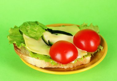 Gıda yeşil zemin üzerine çocuklar için eğlenceli