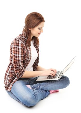 güzel genç kadın ile üzerine beyaz izole laptop