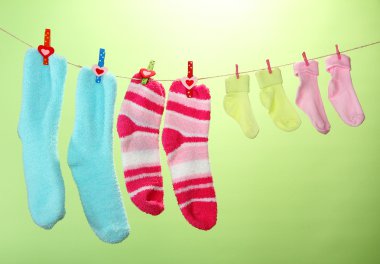 renkli çorap clothesline, renkli arka plan üzerinde asılı