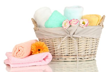 hasır sepet beyaz izole katlanmış banyo havluları