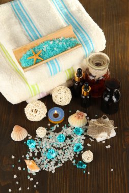 Sea spa elemanları ahşap masa üzerinde kapat