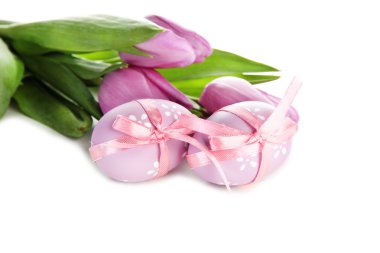 parlak Paskalya yumurtaları ve laleler, üzerinde beyaz izole