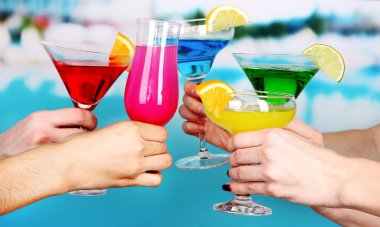 kokteyller havuz zemin üzerine ellerinde