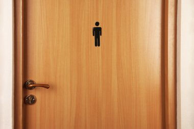 ahşap kapı tuvalet işareti