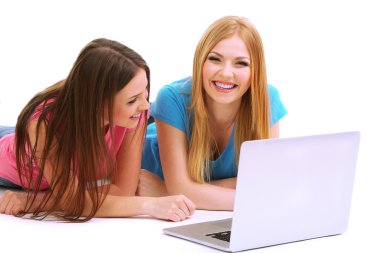 iki kız arkadaş grubu ile üzerine beyaz izole laptop