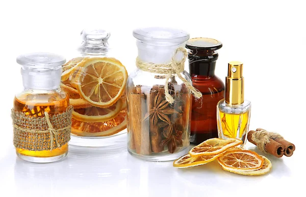Бутылки с ингредиентами для парфюмерии, изолированные на белый — стоковое фото