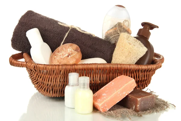 Samenstelling van cosmetische flessen en zeep in de mand, geïsoleerd op wit — Stockfoto