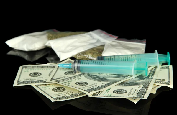 Drogy, peníze a stříkačky, izolované na černém pozadí — Stock fotografie