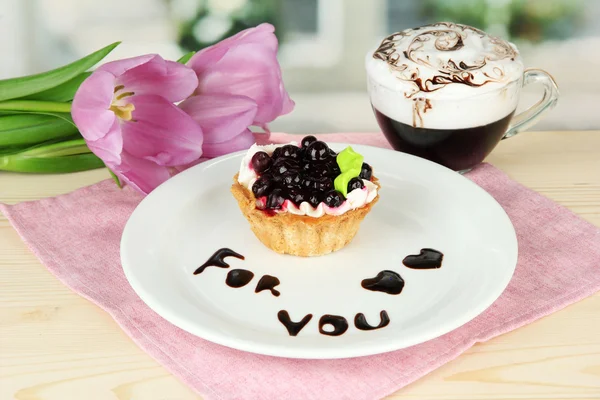 Słodkie ciasto z blackberry i czekolada sosem na talerzu, z kawy, na jasnym tle — Zdjęcie stockowe