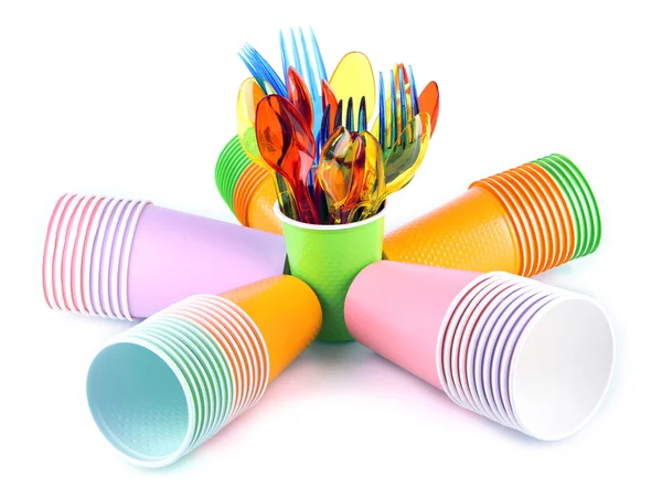Tasses, cuillères et fourchettes de différentes couleurs isolées sur blanc — Photo