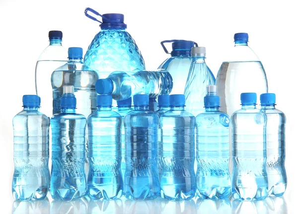 Diferentes botellas de agua aisladas en blanco — Foto de Stock