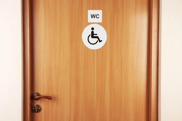 木製のドアにトイレのサイン — ストック写真