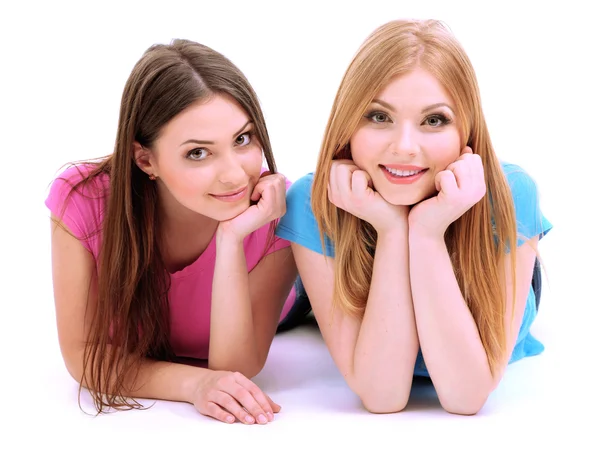 Две девушки улыбаются изолированно на белом — стоковое фото