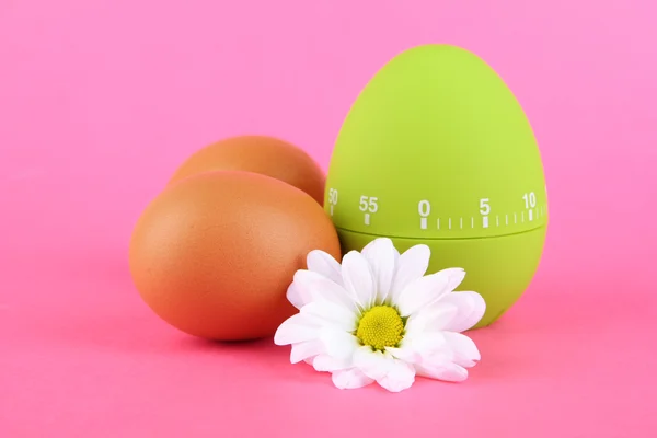 Temporizador de huevo verde y huevos, sobre fondo de color — Foto de Stock