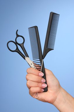 renk taraklar ve renkli arka plan üzerinde kadın elinde makas