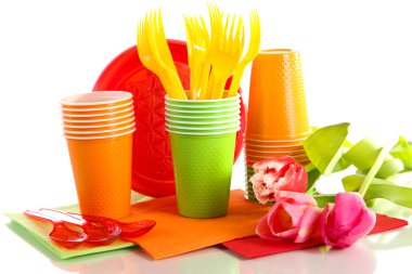 çok renkli plastik sofra üzerinde beyaz izole