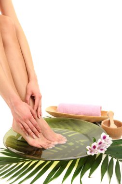 spa kase su, üzerinde beyaz izole kadın ayakları