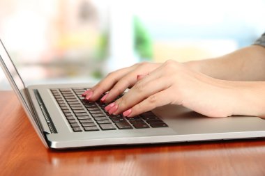 eller laptop, parlak zemin üzerine yazma