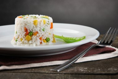 lezzetli risotto ile sebze gri arka plan üzerinde ahşap tablo