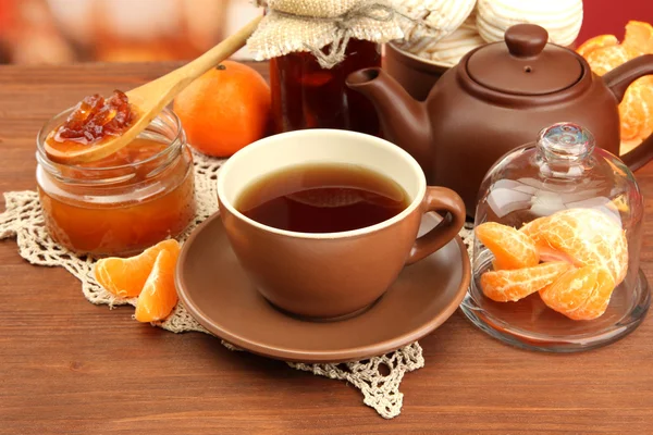 Könnyű reggeli tea és házi lekvár, a fából készült asztal — Stock Fotó