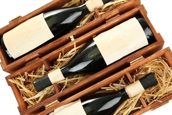 Butelki czerwonego wina starych w drewniane pudełko, na białym tle — Zdjęcie stockowe