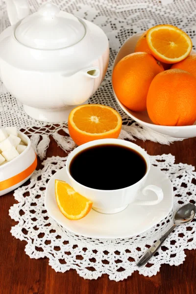 Serviço de jantar branco bonito com laranjas em mesa de madeira close-up — Fotografia de Stock