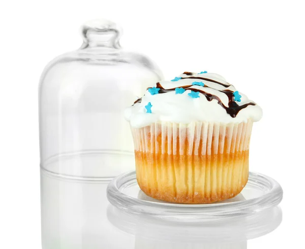 Cupcake en platillo de vidrio, aislado en blanco — Foto de Stock