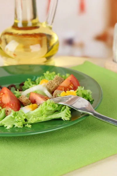 Ensalada mixta fresca con huevos, tomate, hojas de ensalada y otras verduras en el plato de color, sobre un fondo brillante —  Fotos de Stock