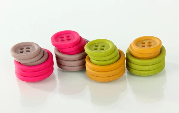 Parlak renkli düğmeler üzerinde beyaz izole — Stok fotoğraf
