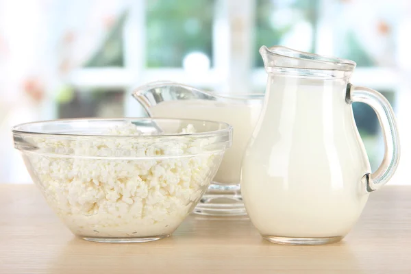 Молочні продукти на столі на кухні — стокове фото