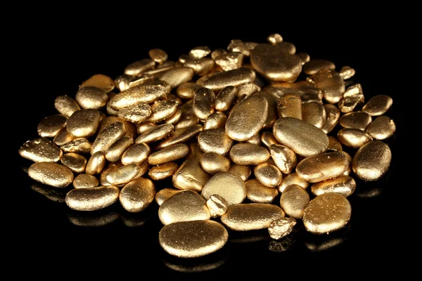 黒に分離された黄金の石 — ストック写真