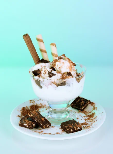 Zmrzlina s oplatkové tyčinky na modrém pozadí — Stock fotografie