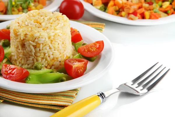 Risoto delicioso com legumes isolados em branco — Fotografia de Stock