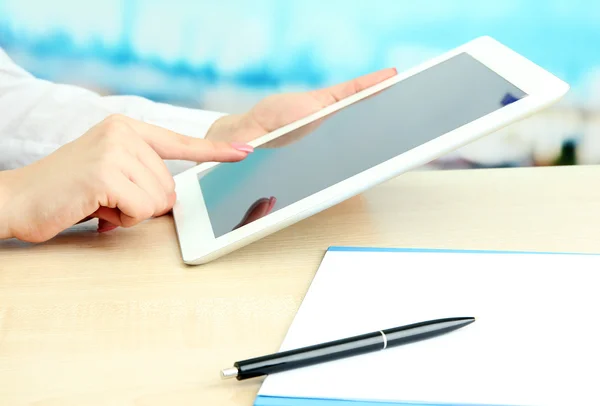 Trabajadora de oficina usando tableta digital en cafetería — Foto de Stock