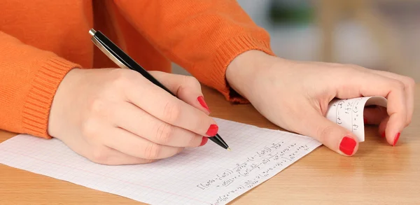 Skriva av examen på träbord på rummet bakgrund — Stockfoto